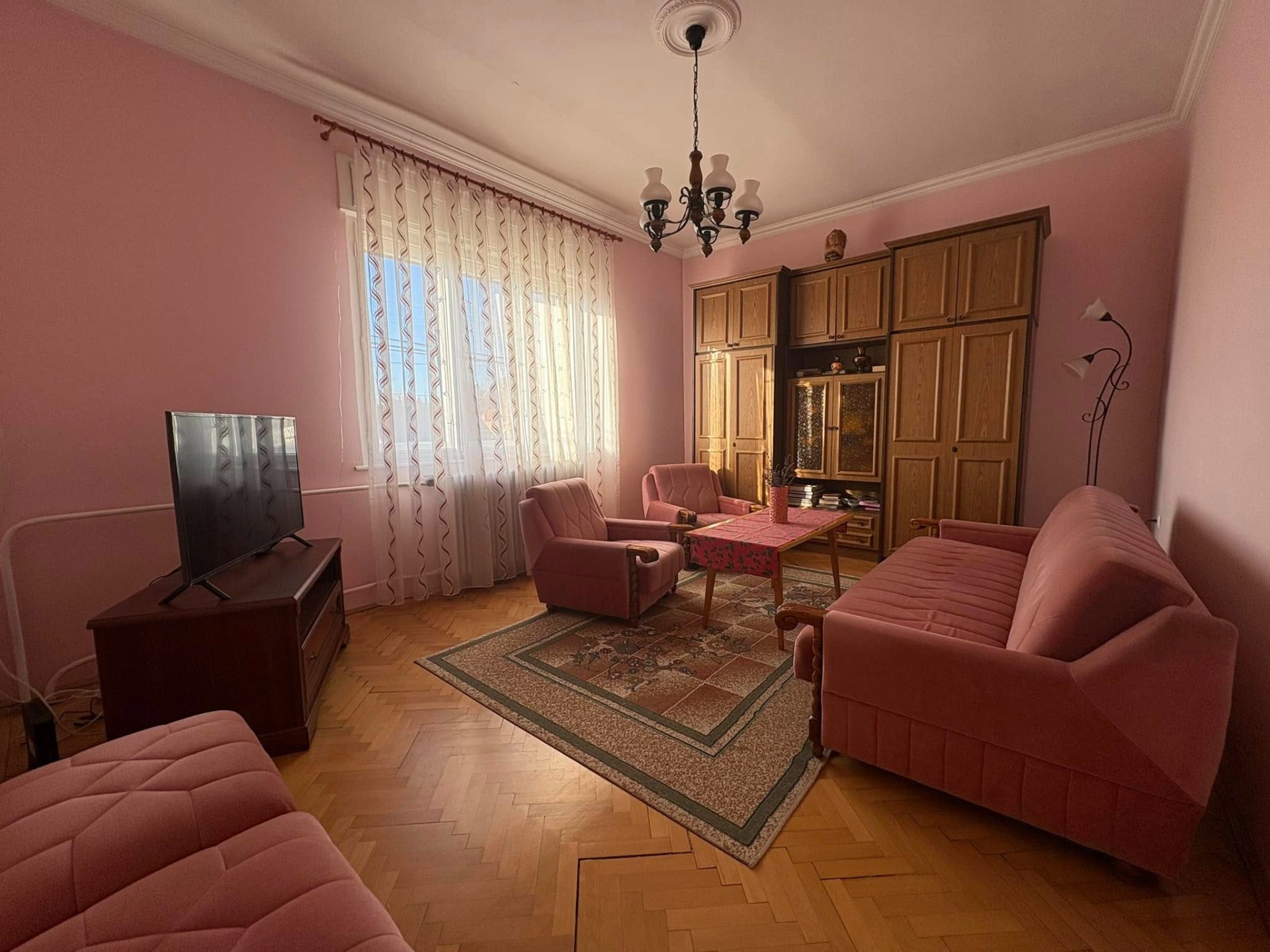 Eladó Szegeden, a Magyar utcában két szintes, két generácíó együttélésére alkalmas 200 m2-es családi ház!